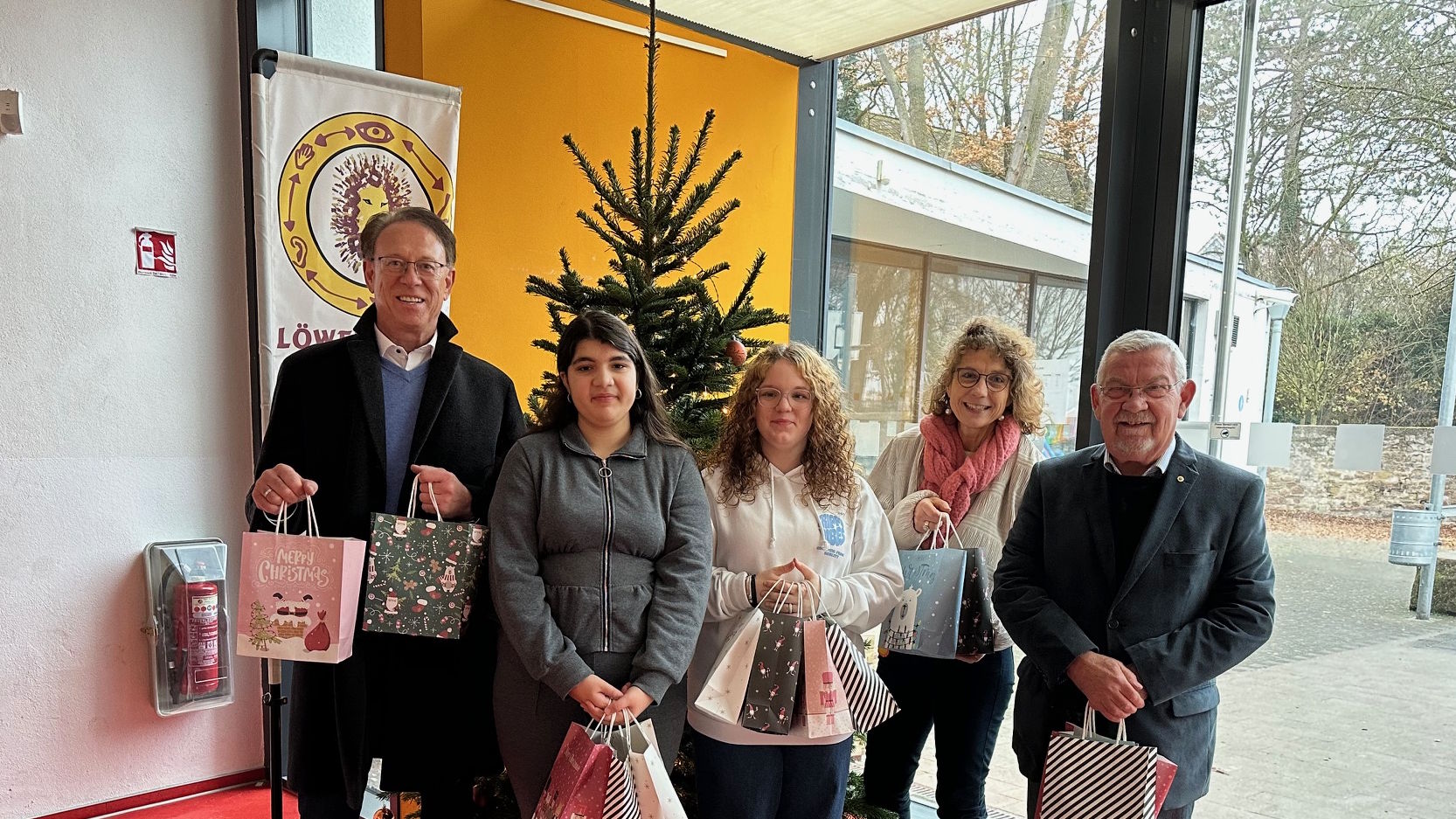 Lions Club Alzey übergibt Nikolaus-Geschenktüten an die Löwenschule